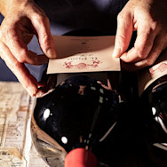 Mitarbeiter der Tenuta di Biserno klebt die Etikette bei einem «Il Pino» auf