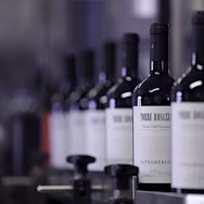 Etikettiermaschine bei der Fertigstellung des Altomerlot