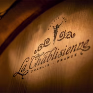 Eingraviertes Holzfass des Weinguts La Chablisienne