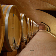 Weinfässer in den Kellereien von Pèppoli in der Toskana