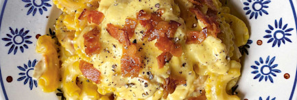 Teller mit köstlichen Penne al Carbonara