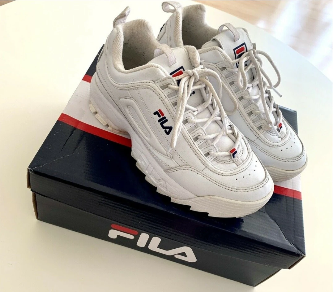 I Viby tæt på Århus C kan du købe disse sneakers fra mærket Fila. Skoene koster 375 kroner og er sat til salg af Anette