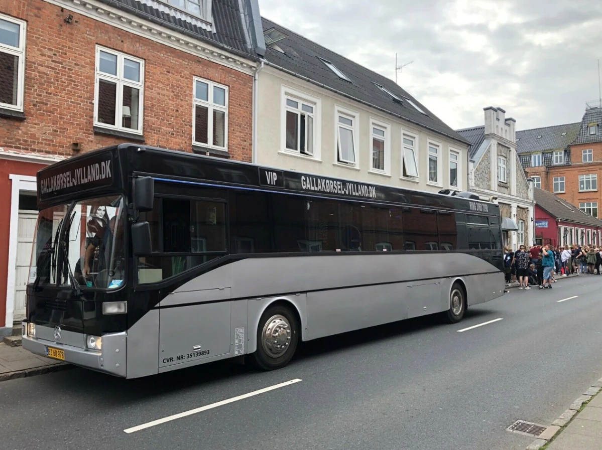 Der kan være 32 mennesker i partybussen, og da den er helt lukket af indtil chaufføren, er det muligt at få sin helt egen, lukkede fest. Noget, som Kristians gæster i bussen typisk er meget begejstrede for