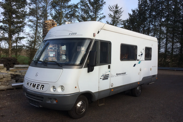 Drømmer du om at leve det frie liv på landevejene? Så er denne Hymer Mercedes-Benz 412 med automatgear måske lige noget for dig. Autocamperen er fra 1999, og den har 45.600 kilometer bag sig. Morten fra Hobro har den til salg her på DBA og vil have 285.000 kroner for den. 