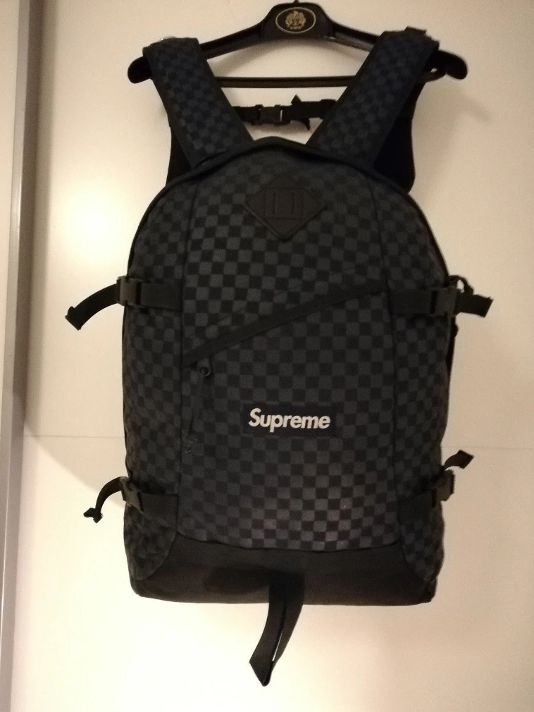 Chrisitan fra Hørsholm har i skrivende stund denne rygsæk fra Supreme til salg på DBA. Den håber han at få 2.500 kroner for. I DBA-annoncen skriver han: 'Rygsæk, Supreme  Supreme backpak fra FW 2011  Næsten som ny få brugspor i bunden.  Mønster står tydeligt.  Pris på ebay 4500'