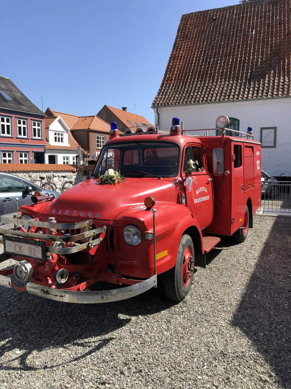 I dag bruges brandbilen til at hente glade brudepar og konfirmander - og turen i Bedford'en er gratis.