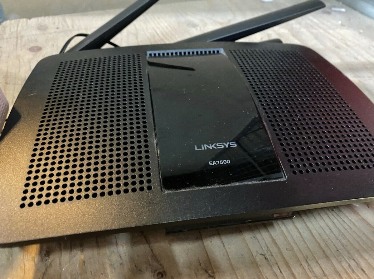 Linksys EA7500 koster cirka 800 kroner i butikkerne. På DBA kan du finde den til 400 kroner