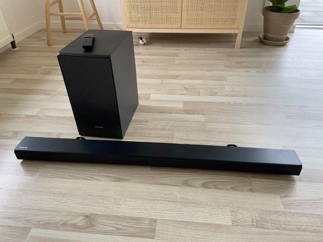 En soundbar med tilhørende subwoofer giver din tv-lyd et gevaldigt løft