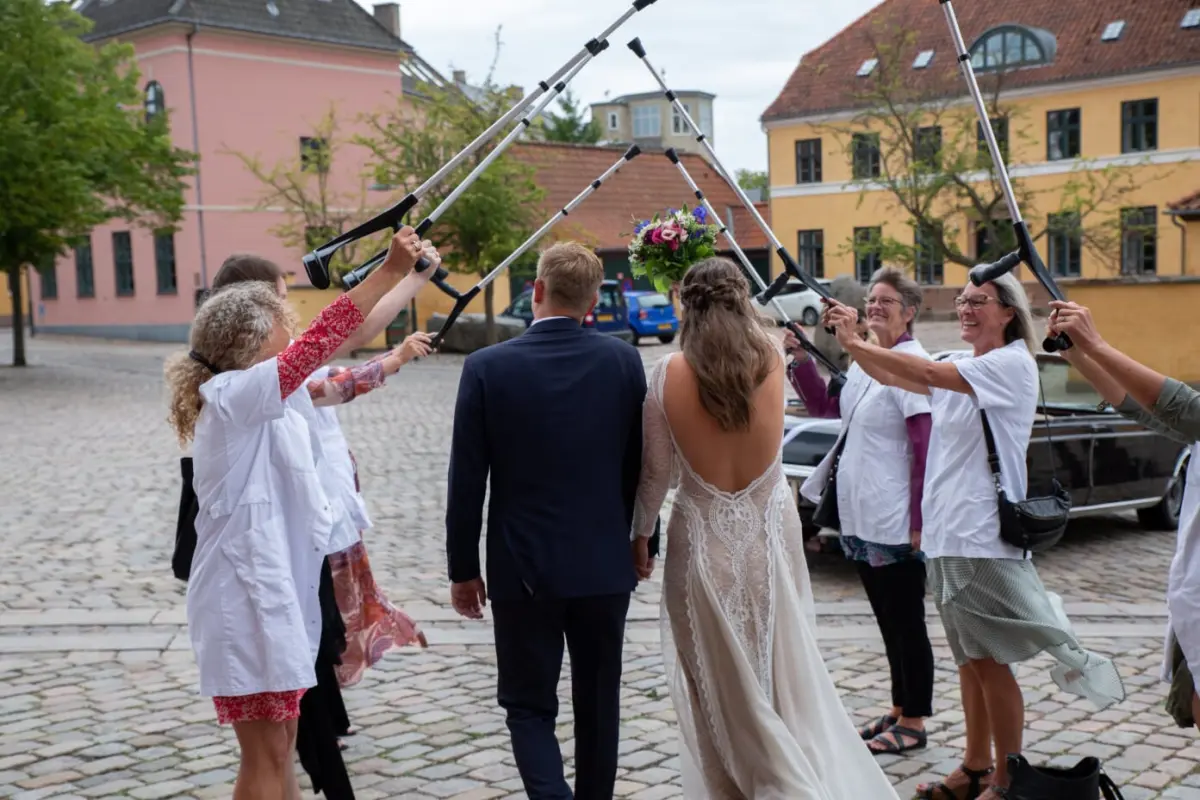 Der er faktisk flere ting ved Lauras brudekjole, der skiller sig ud og gør den til noget helt særligt. Læs herunder, hvad det for eksempel var, der gjorde udfaldet for Laura