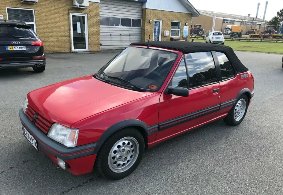 For 99.900 kroner kan denne Peugeot 205 CTI blive din. Den sælges af forhandler RBA Biler i Viborg.