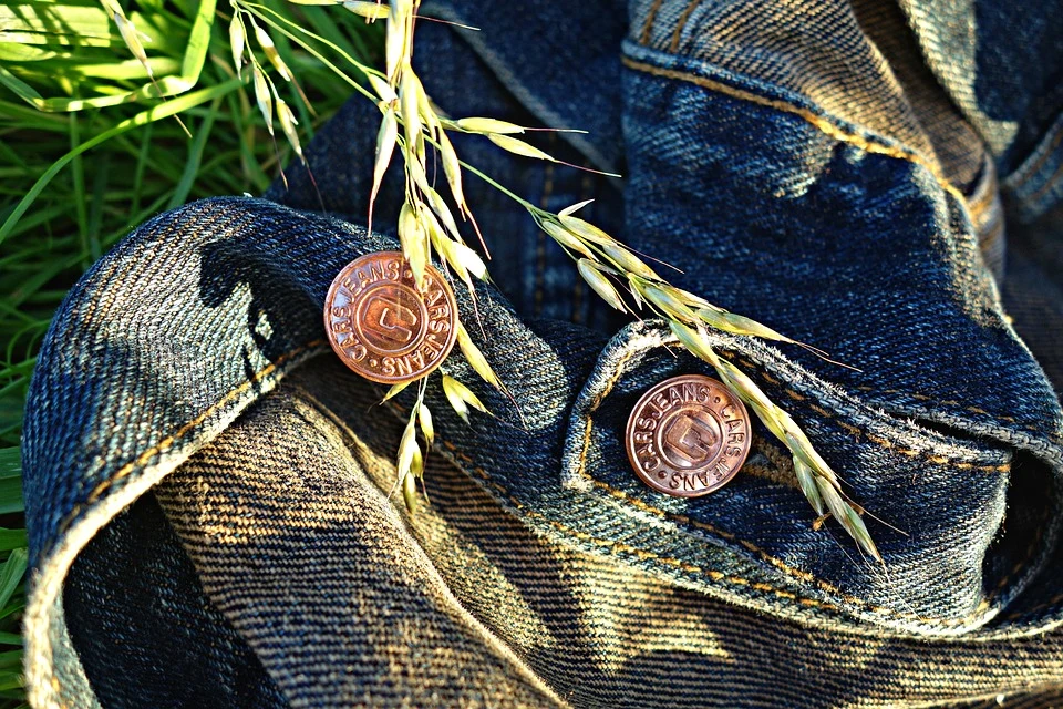 Denim er en klassiker i de fleste menneskers garderobe. Måske fordi det er et af de mest slidstærke materialer i modeindustrien. Derfor kan det også godt svare sig, at købe det brugt