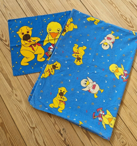 Vækker det her retro Bamse og Kylling-sengesæt mon også minder hos dig? Sættet er i skrivende stund sat til salg her på DBA af Caroline fra Kolding. Det kan blive dit for 125 kroner.