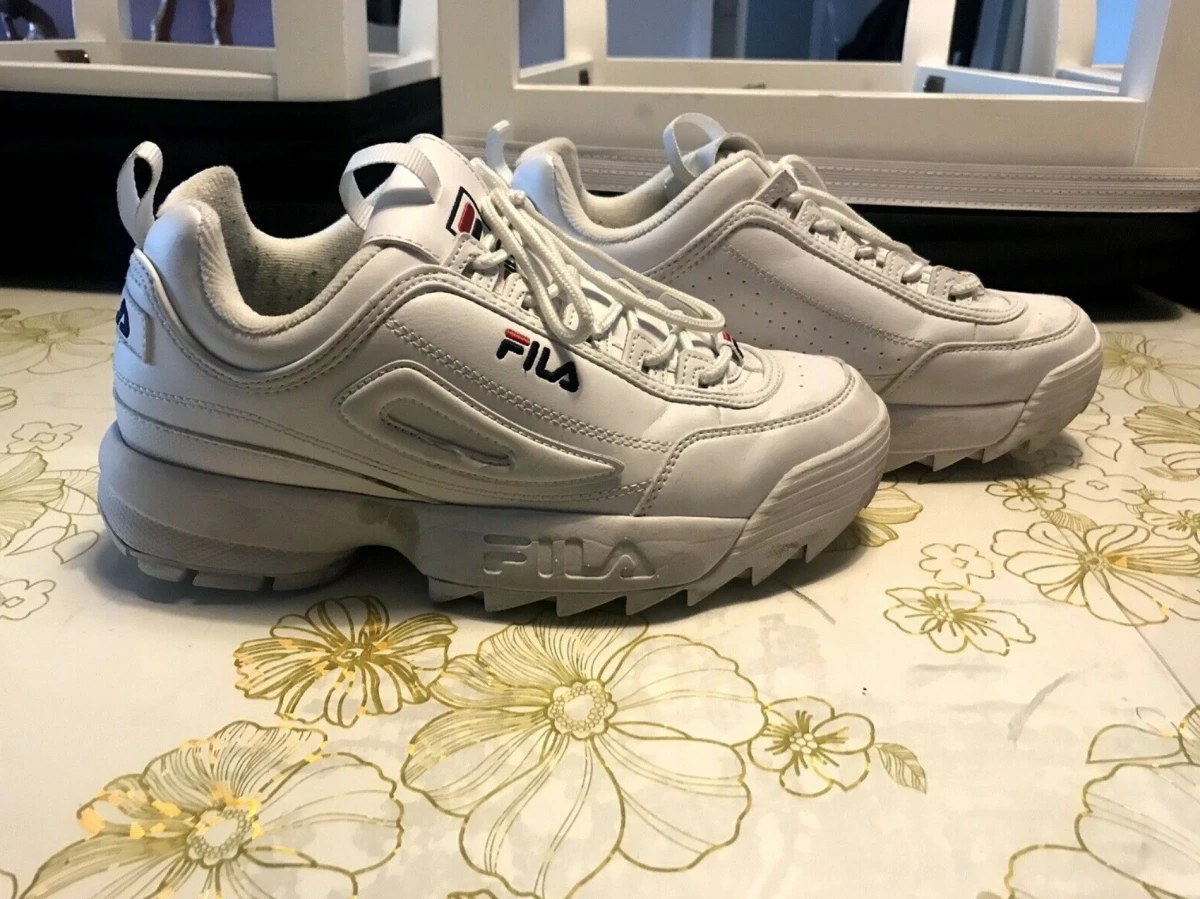 Er disse Fila i størrelse 39 noget for dig, så kan du kontakte Sara fra Århus V, der lige nu har disse sneakers til salg på DBA til 400 kroner. Sneakersne koster 800 kroner fra nye, skriver Sara, der også oplyser, at disse er næsten som nye