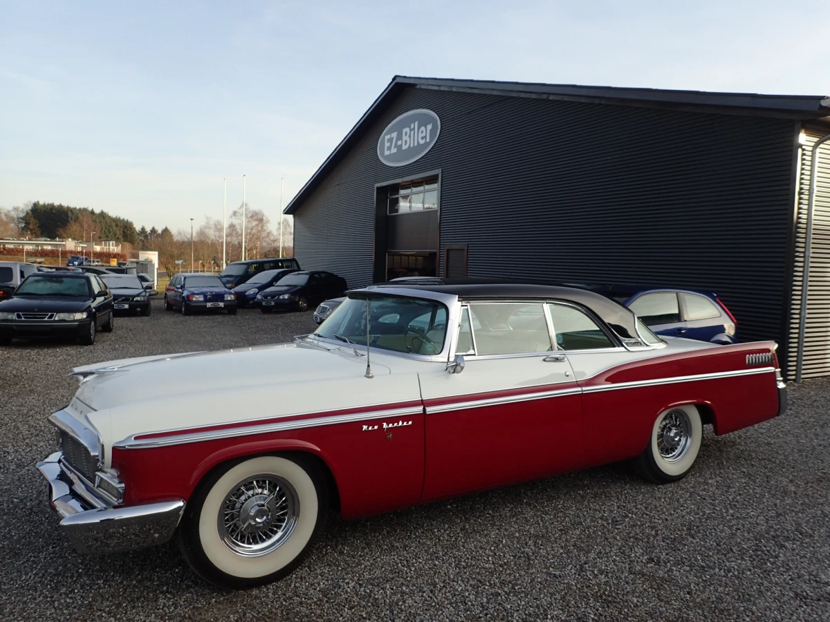 Eriks egen personlige favoritbil er denne Chrysler 1956 New Yorker, som han selv hentede i Barcelona. En unik og efterhånden ret sjælden bil. Ud over alderen og charmen, så har den også sin røde farve til fælles med den flotte Citroën HY food truck, han har sat til salg