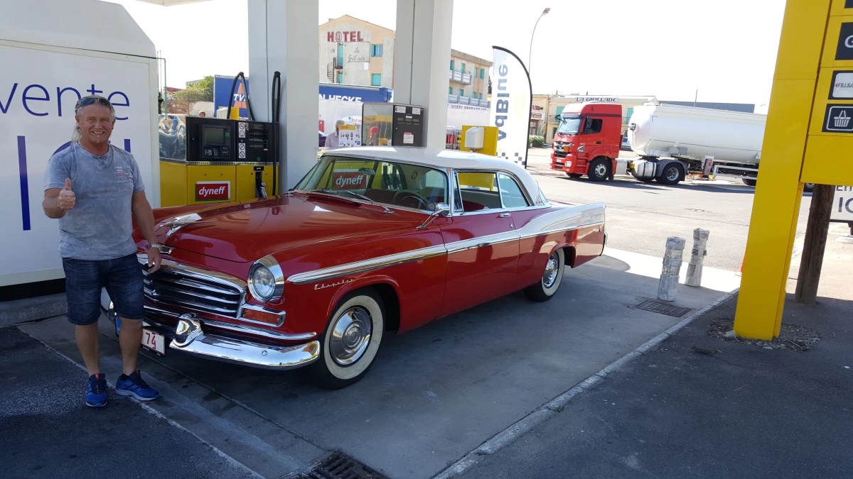 Erik går meget op i (gamle) biler og driver da også forretning ud af netop dette. Her ses han med en anden populær model; en Chrysler Windsor Hardtop Coupe. Det er især nostalgien og originaliteten i de gamle biler, som han trives med