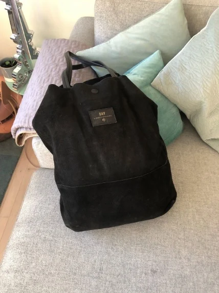 Det her er et eksempel på, hvad styling kan gøre ved den ting, du har til salg. Dette billede har jeg som forsidebillede på den taske, jeg har til salg. En slidt, sort, halvkedelig Malene Birger-taske, som virkelig ville tage sig kedeligt ud, såfremt jeg fotograferede den op ad en rodet baggrund. I stedet har jeg lagt en pude i tasken, så den får lidt fylde, og så har jeg placeret tasken på min (moderne) sofa, op af nogle puder i farver, og så håber jeg, at det kan hjælpe lidt på den generelle opfattelse af tasken. Forhåbentlig kan det lokke en køber til. Jeg håber, køber tænker: ’Hun har god indretningssmag, ergo: Hendes taske må også være god smag. Så den køber jeg’