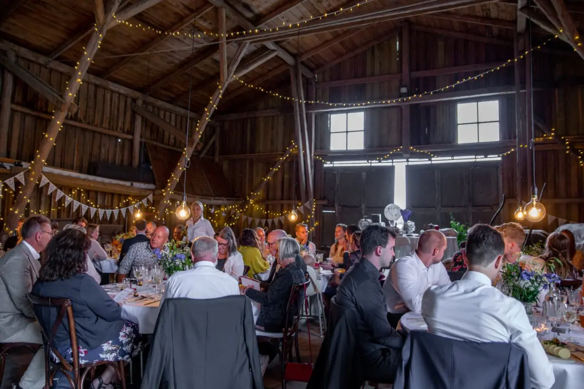 Laura og kæresten Carsten holdt brylluppet i en gammel lade, og derfor synes de, at hendes kjole var en perfekt blanding af vintage og boheme til netop det. Her skulle være en afslappet stemning og ikke for mange stive traditioner