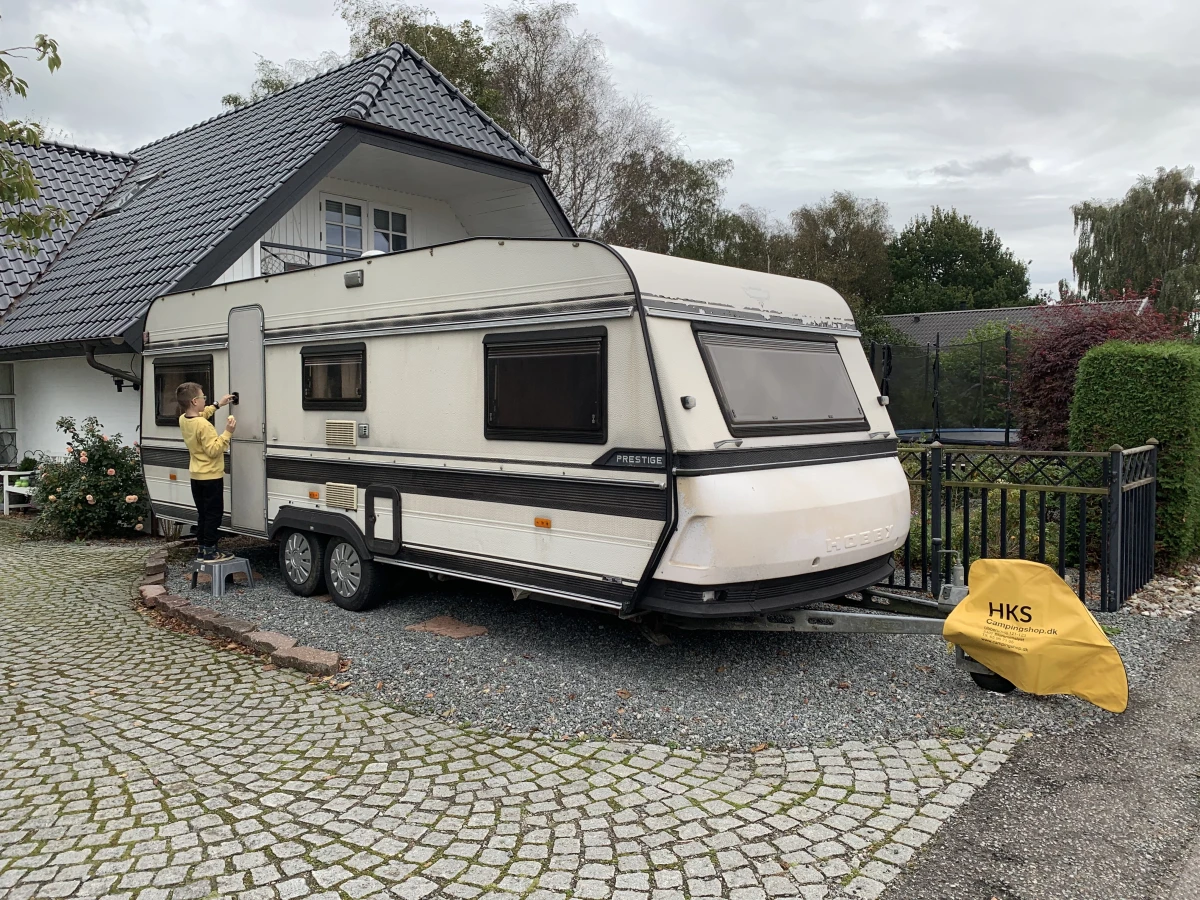 Sådan så campingvognen ud, før familien gik i gang med at bygge den om til et luksus sommerhus.