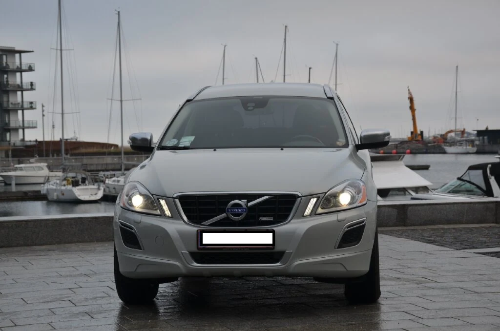 På billedet ovenover ser du en Volvo XC60 fra 2012. Den er sat til salg for 335.000 kroner, og Karina, som ejer bilen, bor i Nordsjælland. Bilen er en R-Design-model. Dem er der ikke mange til salg af på DBA