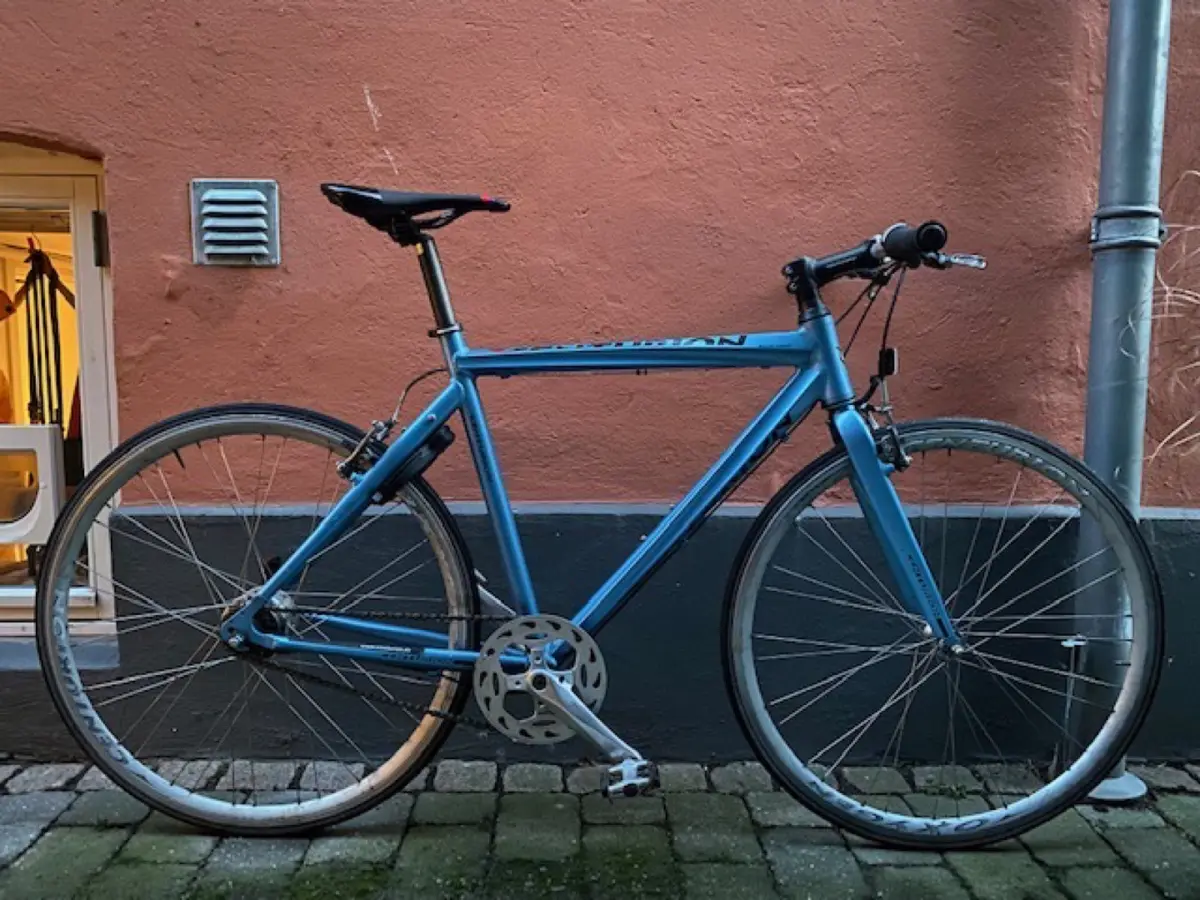 Denne flotte og velholdte herrecykel sælger Ulrich i Aarhus for 3.000 kroner. Jernhesten fra Centurion er lige blevet synet hos cykelsmeden, så den er klar til at køre.