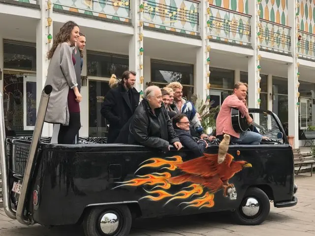 Den landskendte bil fra Midt om Natten med Kim Larsen blev for nyligt udlånt til en musical i Tivoli, men nu er nu sikkert hjemme igen i Stenløse, hvor Sebastian har sine særlige biler parkeret