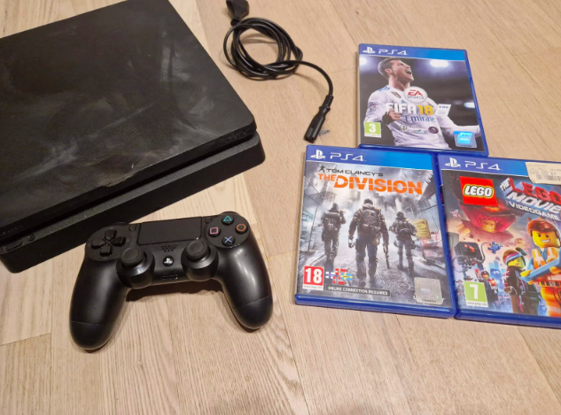 1.395 kroner. Det skal du have op ad lommen, hvis denne PlayStation 4 skal blive din. Pengene skal afleveres til Simon fra Åbyhøj ved Aarhus.