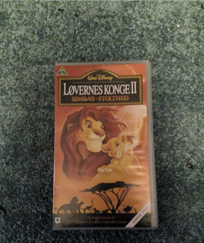 300 kroner vil Karin fra Taastrup have for sin Løvernes Konge 2-VHS-film, som hun sælger lige nu på DBA. VHS-båndet er meget velholdt og meget lidt brugt, skriver hun, og oplyser også, at det er udgået fra markedet. Også som DVD