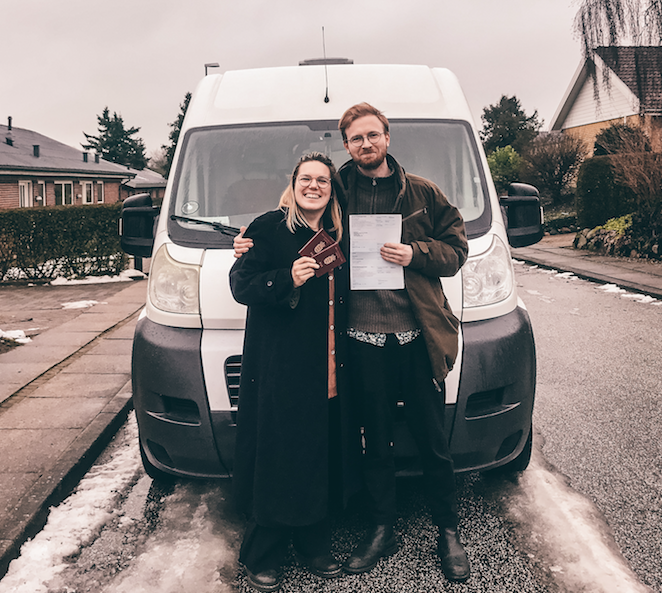 Inden parret købte bilen, undersøgte de også, hvad det ville koste at få den omregistreret. Det tager tre måneder at få svar fra SKAT, og det havde parret ikke tid til at vente på. Derfor betalte de 400 kroner hos et firma, som kunne give dem svar indenfor 24 timer. Svaret lød på, at det kostede 35.756 kroner at få omregistreret lige præcis den kassebil, som du ser her på billedet.