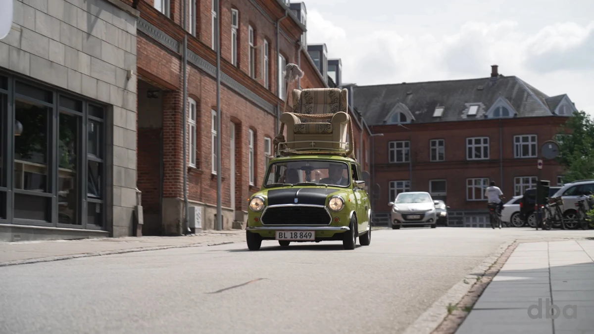 Det stemmer ikke overens med Mr. Beans bil, men Kasper kunne ikke lade være: Han har malet gearstangen i bilen i samme farve som resten af bilen. Kasper fortæller, at den mand, der solgte ham bilen i marts, heller ikke var en stor Mr. Bean-fan. Men han har vist kørt konfirmationskørsel med bilen.