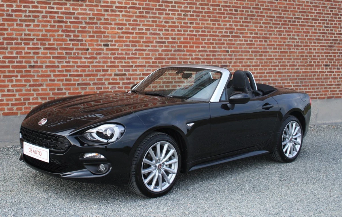 Her kan du se den Fiat, der lige for tiden er en af de dyreste til salg på DBA. Bilen koster 359.000 kroner. Det er en model Fiat 125 Spider