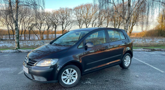 Vil du også gerne eje en Golf? Så er denne måske lige noget for dig. Steffen fra Frederikshavn sælger sin sorte VW Golf Plus, 1,6 FSi Trendline, Benzin. Den har 129.000 kilometer på bagen. Steffen vil have 46.900 kroner i bytte for bilen.