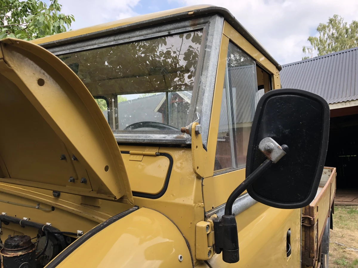 Man kan ikke ligefrem påstå, at der er skruet op for komforten i den aldrende Land Rover. Men der er vinduesviskere og blæsere til forruden. Foto: Vitus Dal