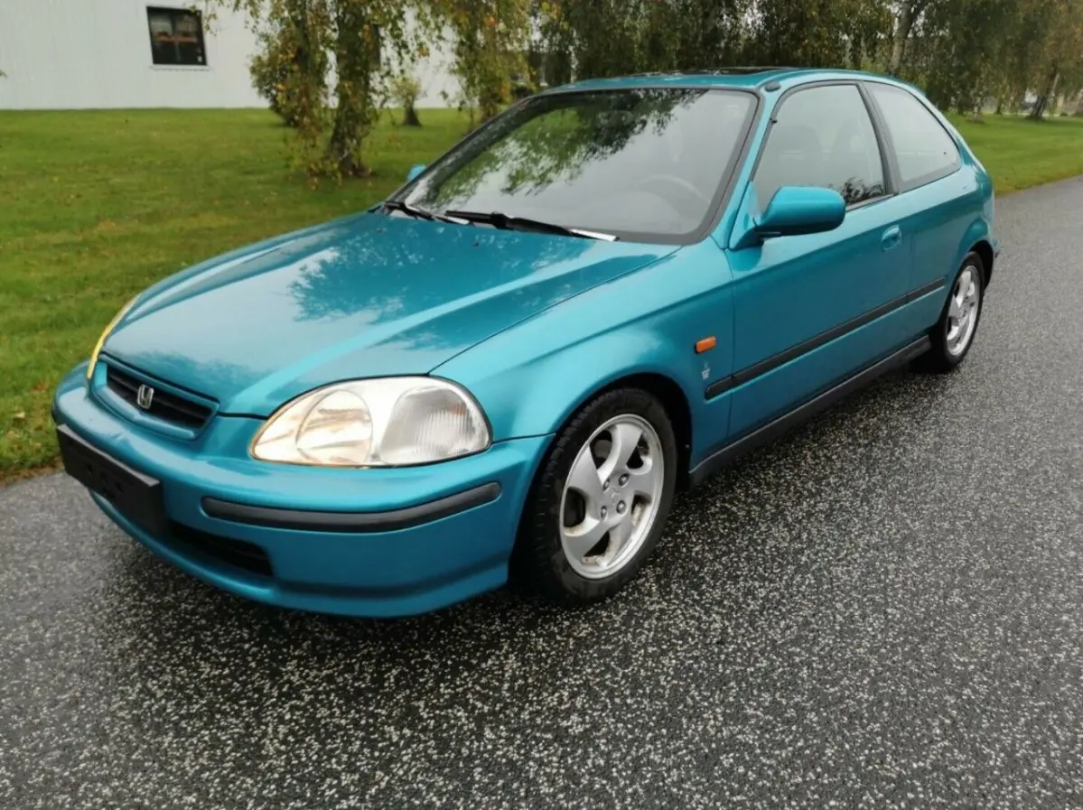 Det er typisk denne model, folk husker bedst, når man siger Honda Civic. Denne bil sælges af Autohuset Sjælland for 49.800 kroner.