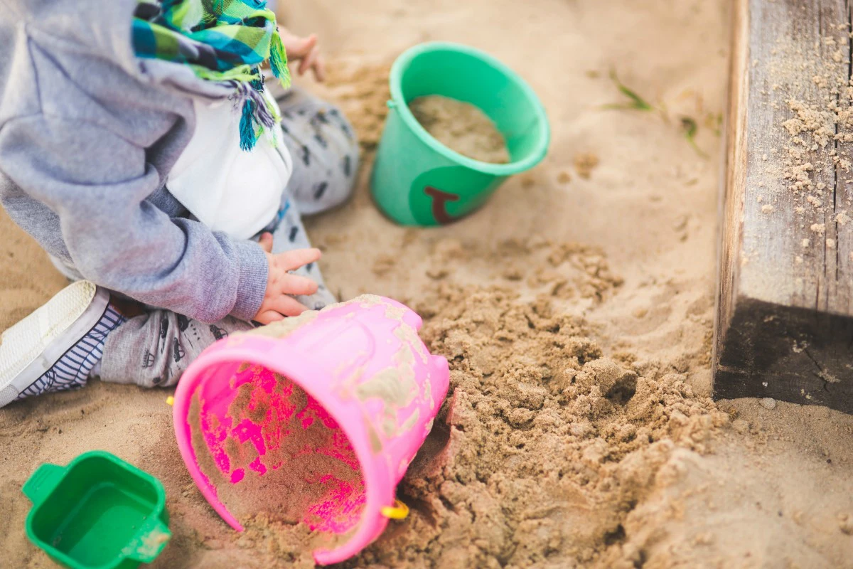 Mange tror fejlagtigt, at det overskydende flisesand fra terrasseprojektet sidste sommer lige kan bruges til at fylde sandkassen - men den går altså ikke. Det gør det ikke, fordi sand med ler ødelægger børnenes tøj