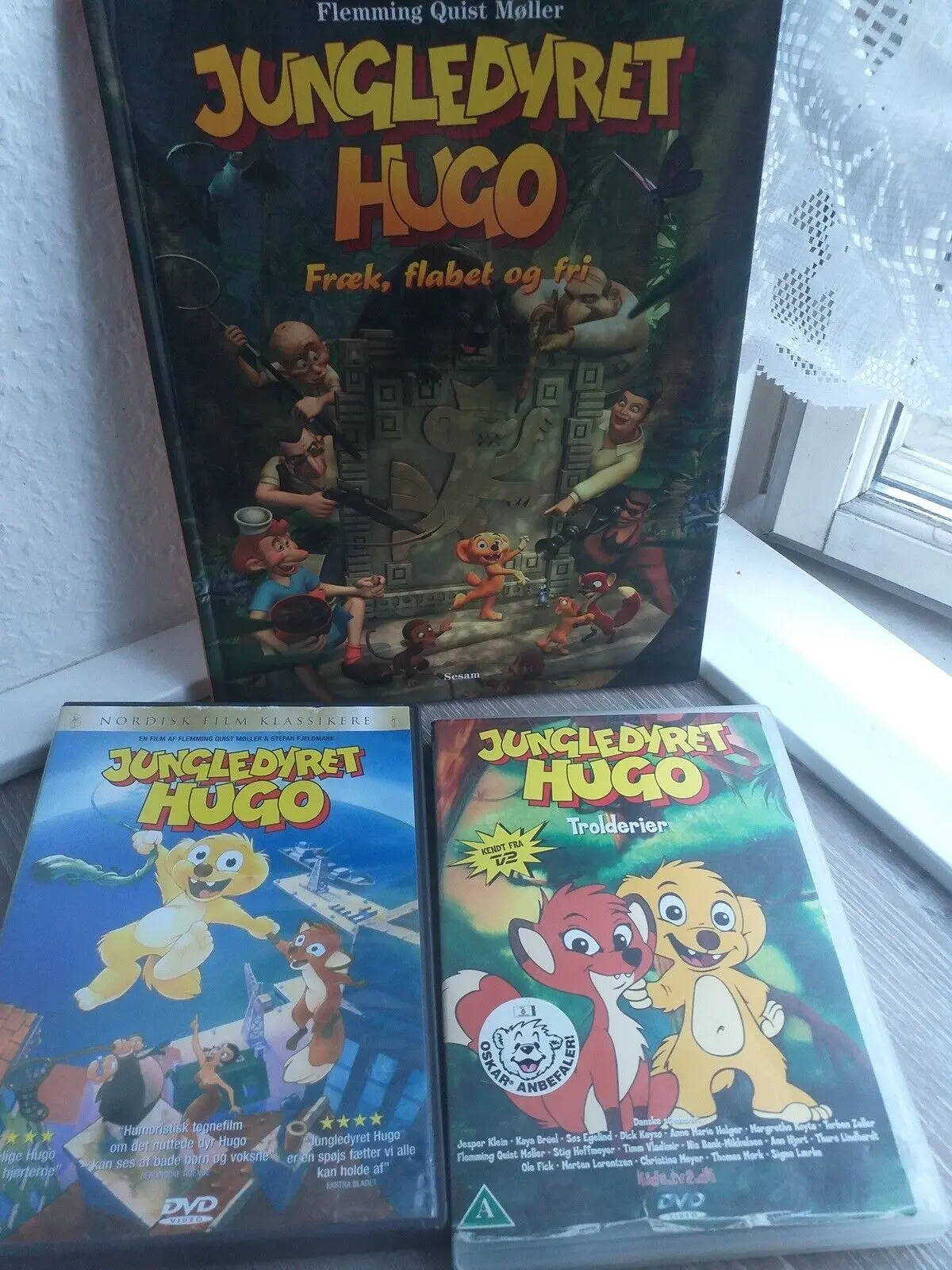 Glæd dig til et gensyn med jungledyret Hugo og vennerne. De to film og bogen sælges samlet for 50 kroner. Du kan købe dem af Tania, der bor på Amager.