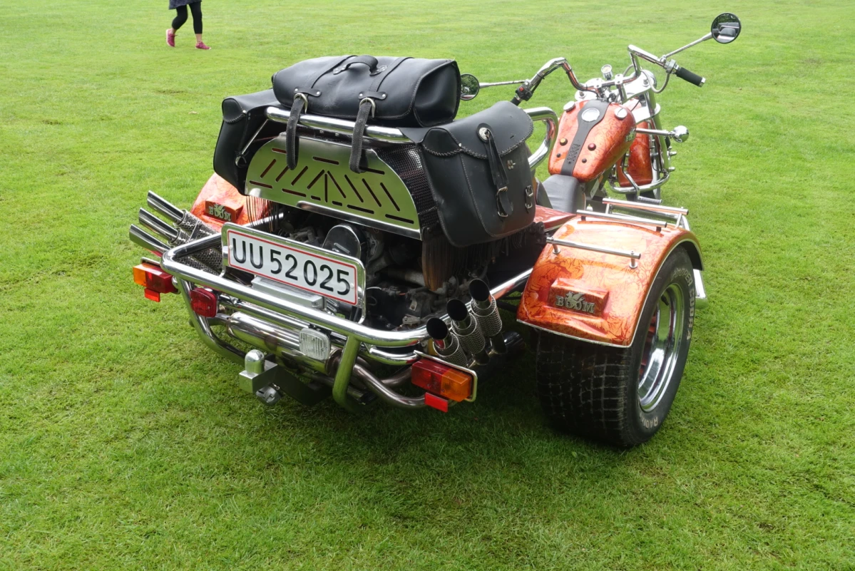 Det eneste minus, der er ved, at Claus motorcykel på papiret figurerer som bil, er, at man vist ikke må parkere den på MC-parkeringspladser. Men Claus tvivler dog også på, om der overhovedet er nok plads på sådan en parkeringsplads til hans Boom Lowrider Trike