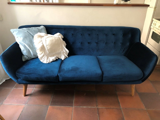 Josefine fra Helsingør sælger lige nu denne blå veloursofa til 3 personer for 1.800 kroner.