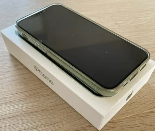 Lena fra Farum har netop nu denne iPhone 12 mini til salg her på DBA. Hun vil gerne have 3.500 bobs for den. iPhonen er grøn og rummer 64 gigabyte. Der medfølger original æske, cover og panserglas. Lena har også kvitteringen med fortsat garanti.