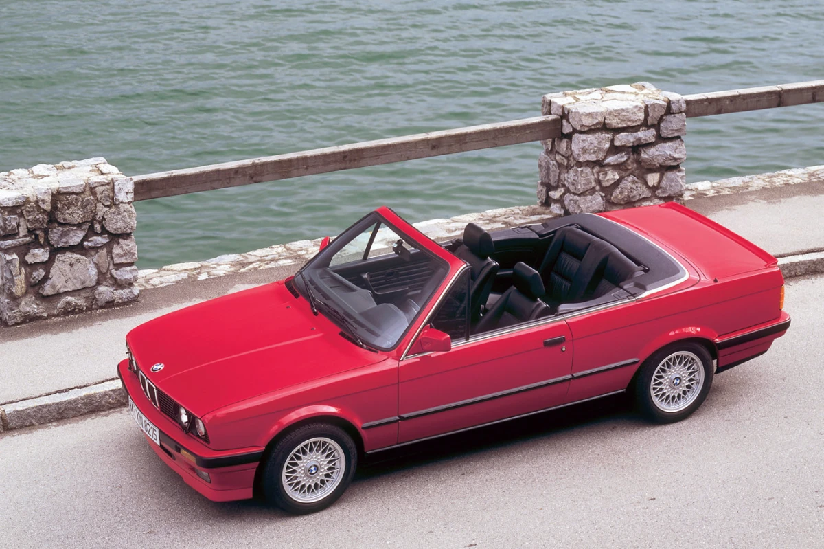 Det var denne model, som blev yderst populær i hit-serien ”Beverly Hills 90210” i de tidlige 1990ere. Ikke mindst på grund af chaufføren, der var både køn og begavet. PR-foto: BMW