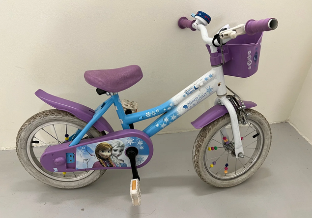 Kender du en, der elsker Anna og Elsa fra Frost? Så vil den her cykel helt sikkert falde i god jord. Du skal give 200 kroner for den til Jakob fra Frederiksberg.