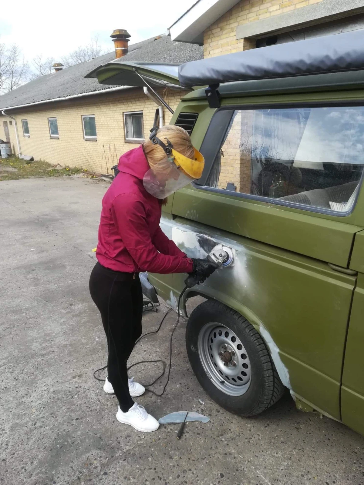 Den gamle rust skulle slibes af, før 'Donkey' var klar til at køre ud i det blå. Her er Bettina i fuld gang med arbejdet.