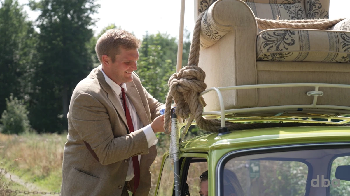 Jo flere køreture, Kasper tog i Mr. Bean-bilen, jo mere inspireret blev han til at istandsætte bilen i Mr. Beans ånd.