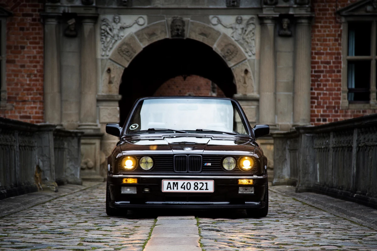 Den står altså fuldstændig forrygende skarp, den 31 år gamle - eller unge - BMW 325i Cabriolet. Foto: Skovgaard Foto