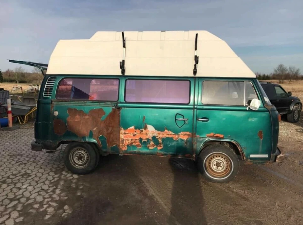 Gints gamle VW-camper fra 1977 trænger til en kærlig hånd, men rummer uanede muligheder for den rigtige ejer. Den næsten oser af ferie og frihed – og kan gå hen og blive en helt god investering, hvis du har hænderne skruet rigtigt på. Den er oprindeligt fra Tyskland og tysk registreringsattest