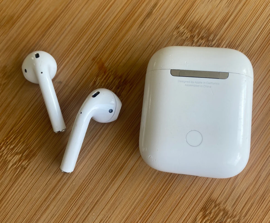 I Albertslund sælger Line disse Airpods for 500 kroner.