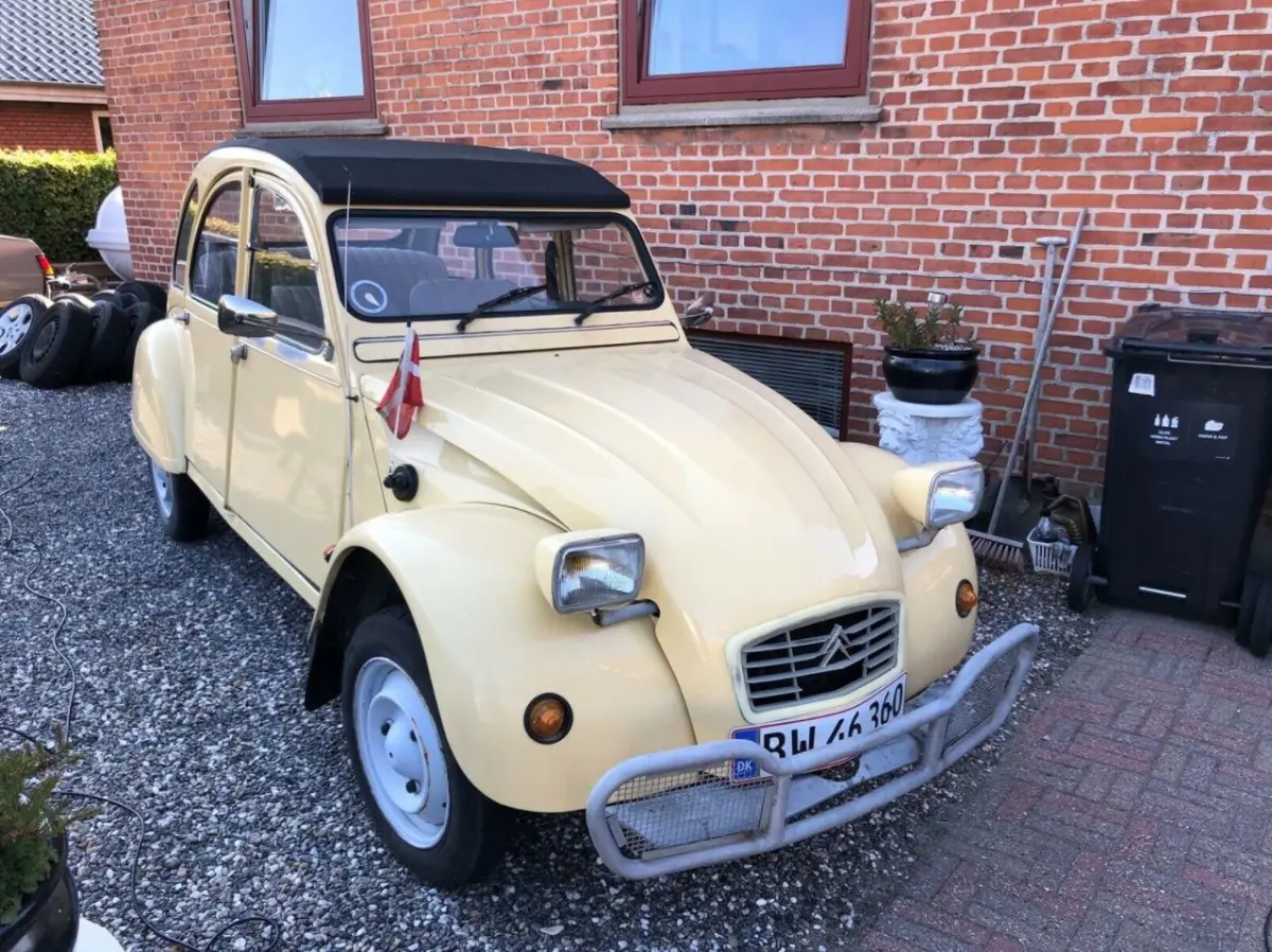 Det er Jason fra Fuglebjerg lidt uden for Slagelse, der sælger denne cremefarvede bandit af en 2CV fra 1985 til 45.000 kroner.