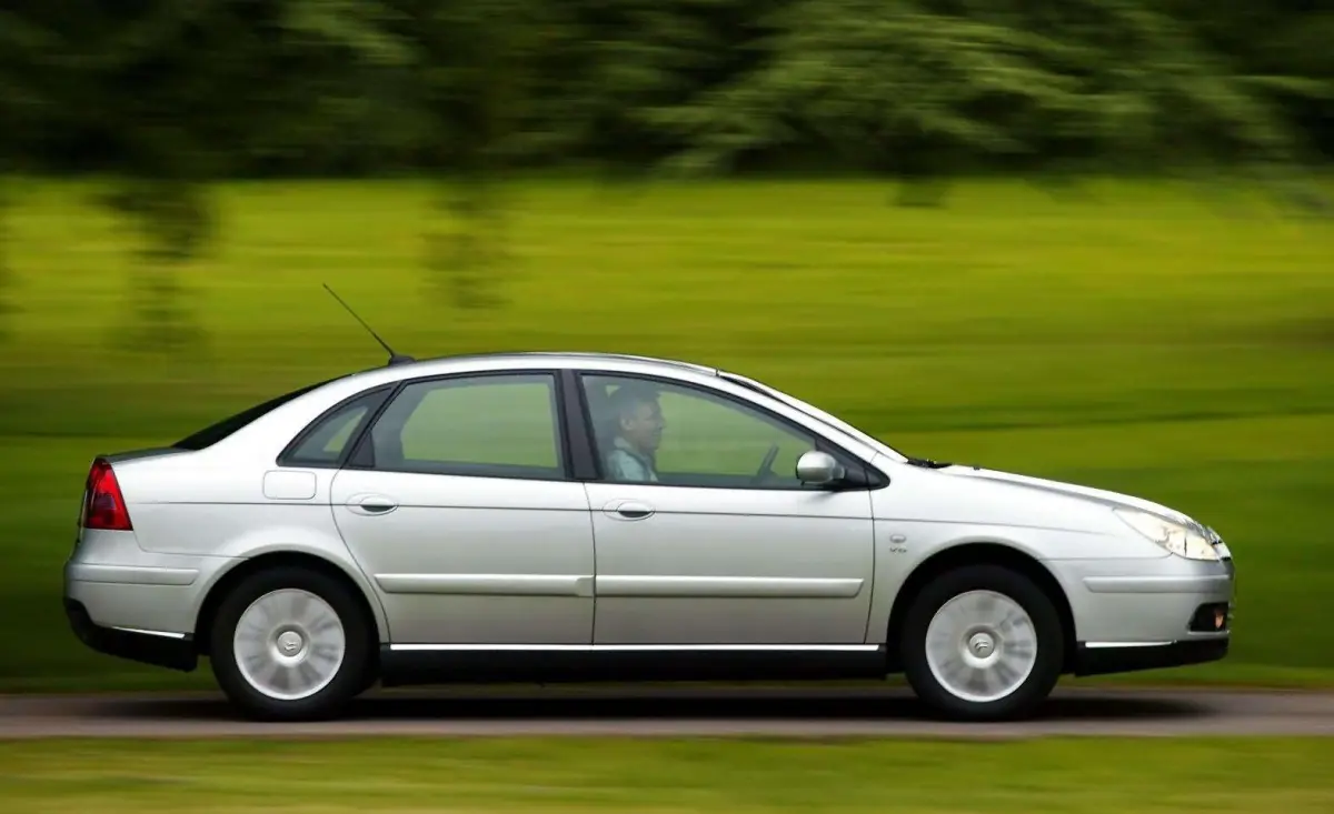 Den er nærmest gigantisk, den fine flyder fra det franske mærke, der her ses i en 2006-udgave. Plads er der masser af – både for passagererne på for- og bagsæde (Foto: Citroën)