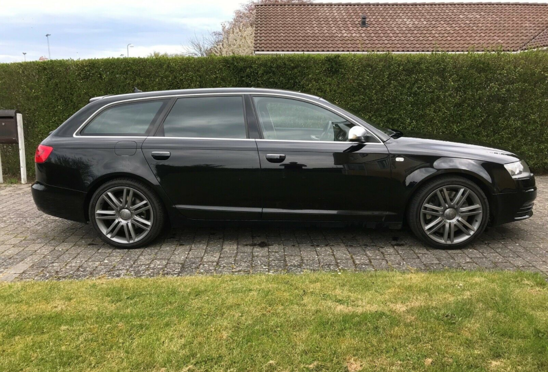 De uvidende ser en sort stationcar. I virkeligheden er der tale om en superbilsmotoriseret Audi S6, der kan blive din for 120.000 kroner.