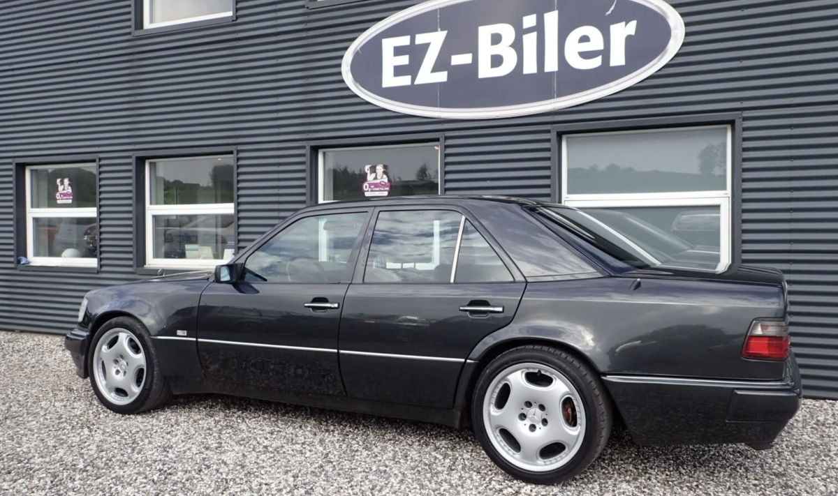 Der står Mercedes på snuden, men det er Porsche, der har bygget den! Den sælges af EZ-Biler for 349.900 kroner.