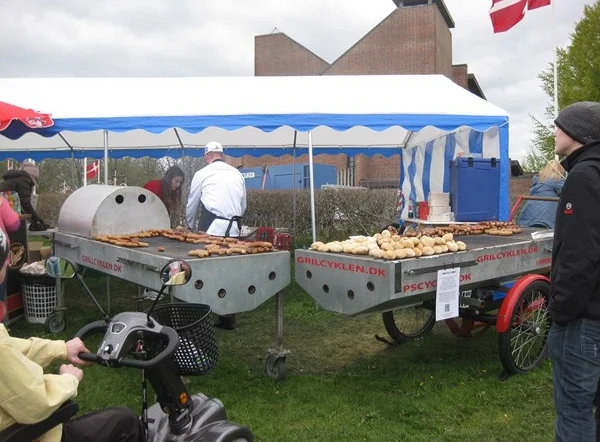 Der kan laves relativt mange hot-dogs på én gang på grill cyklen!